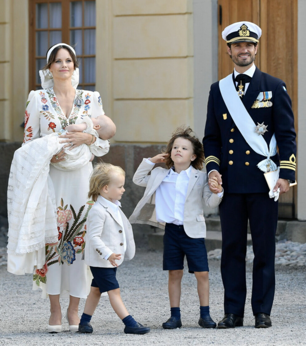 Hela familjen samlad på bild när prins Julian döptes. Prinsessan Sofia och prins Carl Philip med barnen