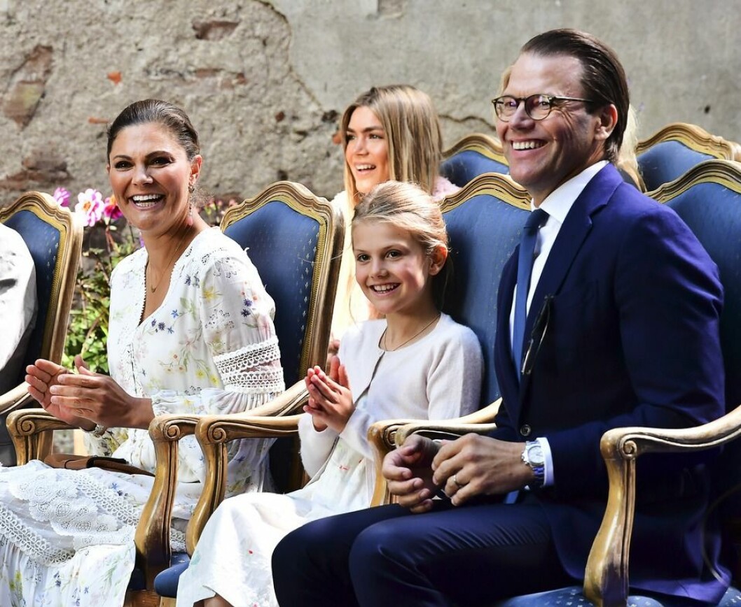 Kronprinsessan Victoria, prinsessan Estelle och prins Daniel under Victoriakonserten i Borgholms slottsruin i samband med kronprinsessans födelsedag år 2020. FOTO: Jonas Ekströmer/TT Victoriadagen 2020