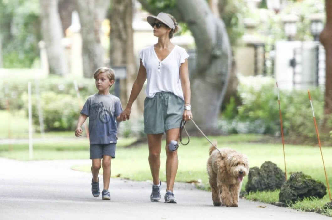 FOTO: TT Prinsessan Madeleine och prins Nicolas på hundpromenad
