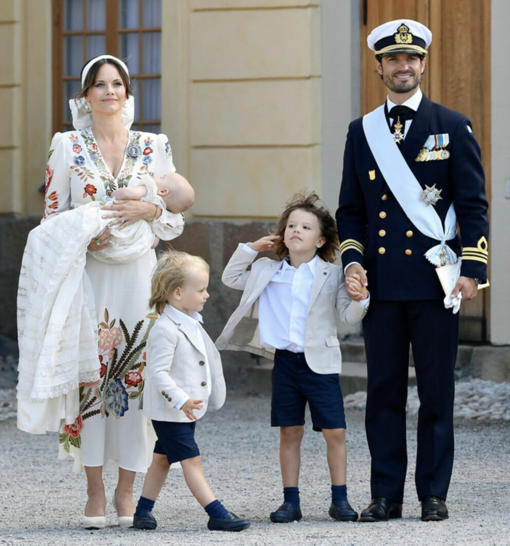 Hela prinsfamiljen samlad när yngste sonen prins Julian döptes. Prinsparet med barn