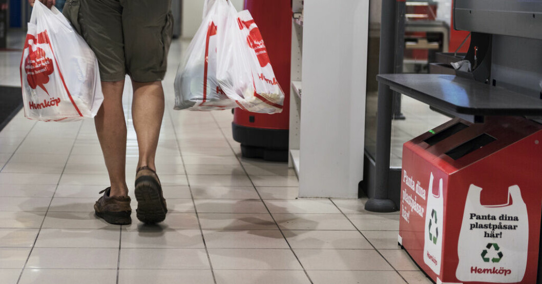Priset på plastpåsar höjdes i många butiker från runt tre kronor till sju kronor efter att skatten infördes. Arkivbild. Inte säkert att plastpåseskatten slopas
