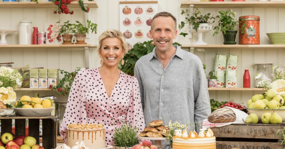 Tina Nordström och Johan Östling. Programledarna för Hela kändis-Sverige bakar 2021 Tina Nordström och Johan Östling