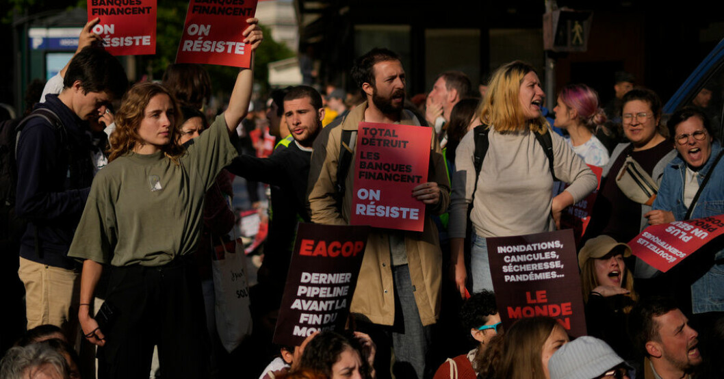 Protest utanför oljejätten Totals bolagsstämma. Tårgas avfyrad mot klimataktivister i Paris