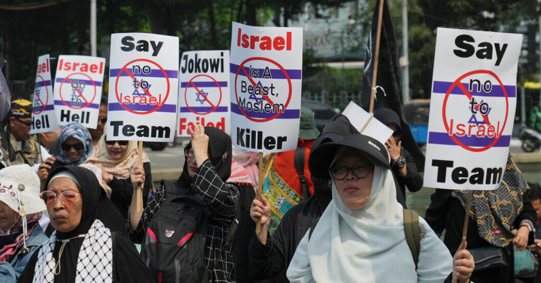 Protester i mångmiljonstaden Jakarta. Indonesien fråntas U20-VM – efter protesterna