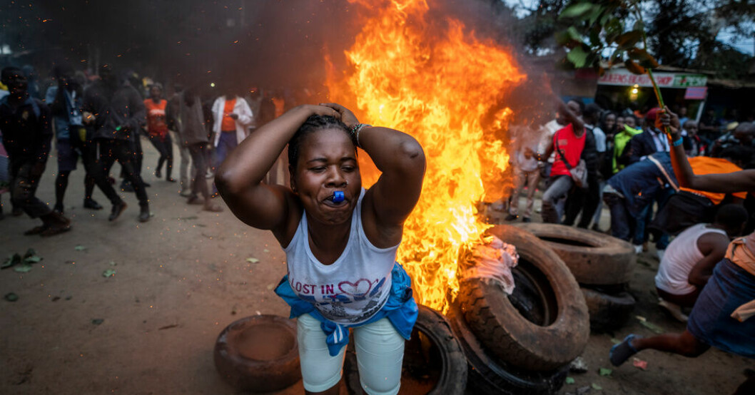 Protester i Nairobi efter att William Ruto förklarats som segrare i Kenyas presidentval 2022. Våldsamheterna uppges ha startat på grund av anklagelser om valfusk spridda av en israelisk hackergrupp. Hackergrupp ska ha påverkat val i hela världen
