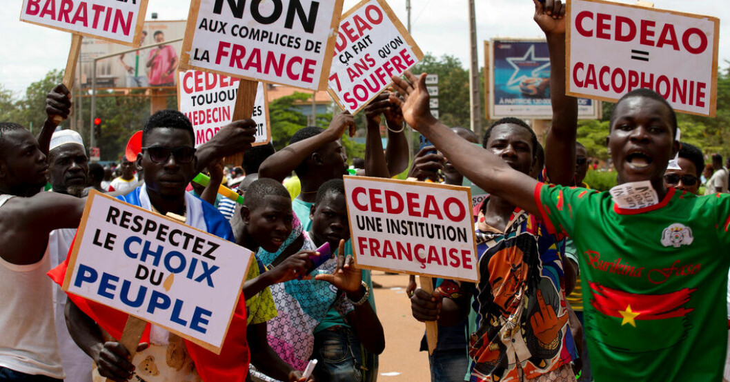 Protester mot Frankrike och den västafrikanska ekonomiska sammanslutningen Ecowas i Burkina Fasos huvudstad Ouagadougou i oktober. Fransk militär har lämnat Burkina Faso