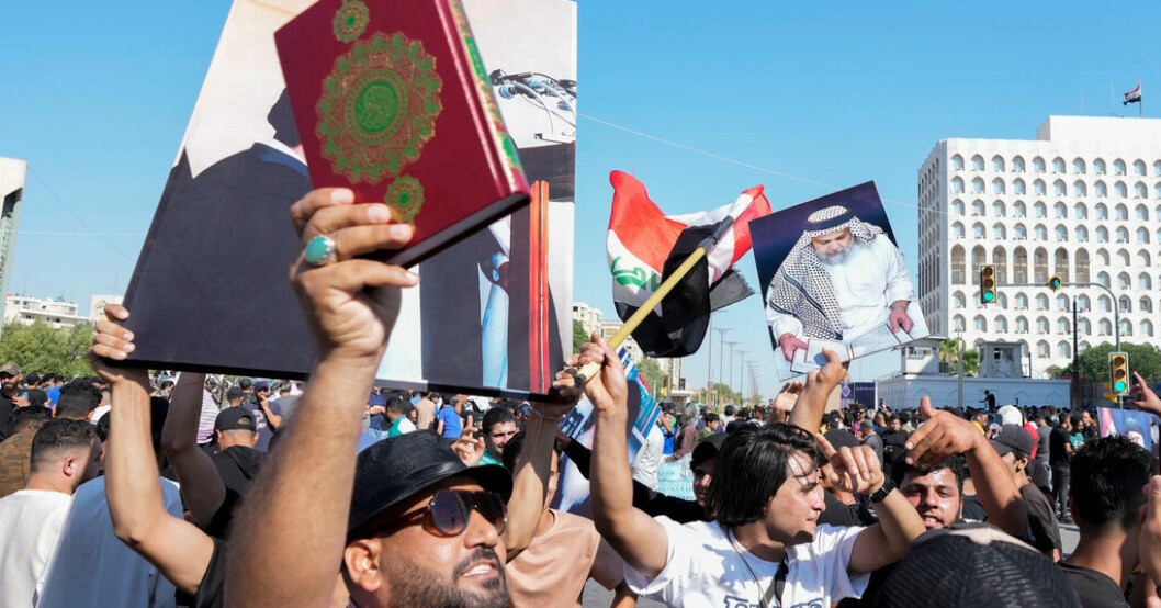 Protester utanför Sveriges ambassaden i Irak i fredags. Arkivbild. Fler fördömer koranbränning