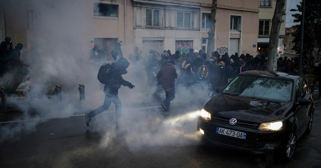 Protesterna i Frankrike fortsatte på fredagen, här i Lyon. Franska pensionslagarna antagna