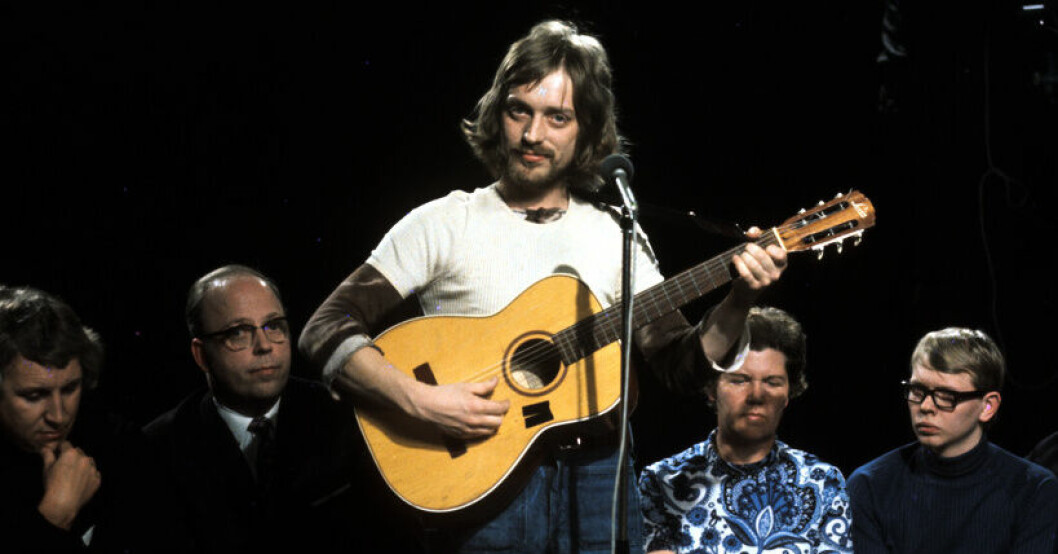 Pugh Rogefeldt uppträder i tv-programmet "Kvällsöppet" i februari 1972. Pionjären Pugh – först med rock på svenska
