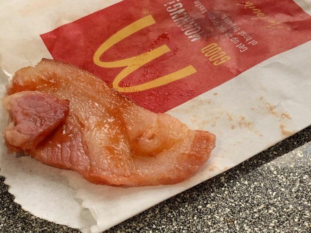Hittade en bröstvårta i sin frukost-burgare. "Det har helt och hållet gett mig avsmak inför kött. Så jag funderar nu på att bli vegan", säger den 27-åriga Simon Robinson.