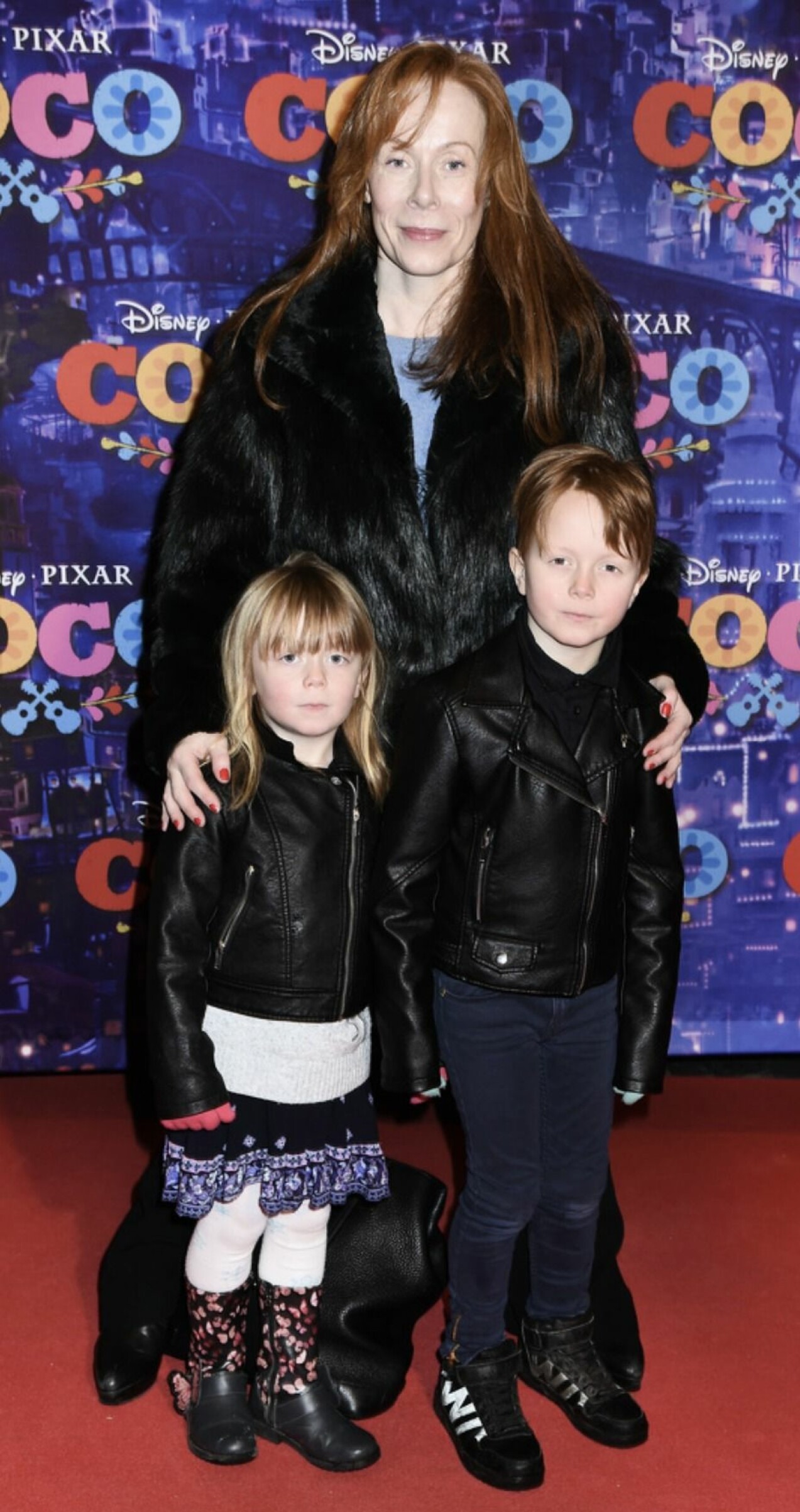 Rachel Mohlin med barnen Rebecca och Jacob på röda mattan. Rachel Mohlin med barnen