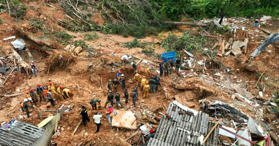 Räddningsarbetare letar efter saknade i kuststaden São Sebastião i delstaten São Paulo. Dödssiffran stiger efter regn i Brasilien