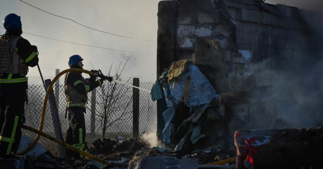 Räddningsarbete efter en tidigare attack mot ett bostadshus i Zaporizjzja i slutet på mars. Ukraina: Far och dotter dödade i rysk attack