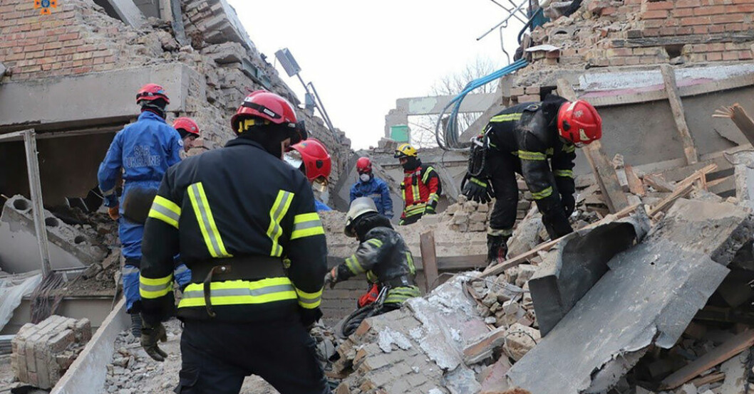 På en bild från den ukrainska räddningstjänsten syns räddningspersonal arbeta i staden Rzjysjtjiv i Kievregionen, där ukrainska myndigheter uppger att en rysk drönarattack inträffat. Räddningsarbete.