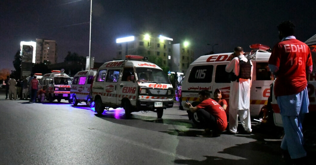 Räddningspersonal på plats i närheten av polishögkvarteret i Karachi i Pakistan som attackerades av militanta talibaner på fredag. Fyra människor dödades i attacken. Även de tre angriparna dödades. Flera döda i attack mot polishögkvarter