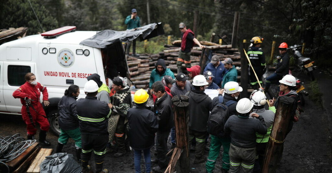 Räddningstjänst på plats vid en av gruvorna. Många döda efter gruvexplosion i Colombia