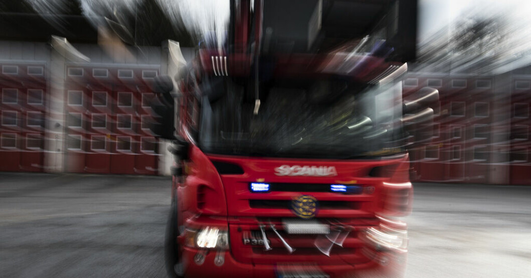 Räddningstjänsten är på plats på en skola i Tyringe utanför Hässleholm som drabbats av en stor vattenläcka. Arkivbild. Slukhål avslöjade stor vattenläcka på skola
