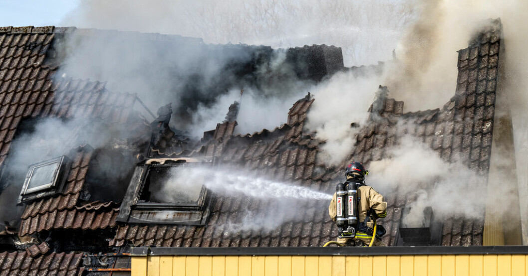 Räddningstjänsten på plats vid branden. Brand i radhus i Ystad – två bostäder förstörda