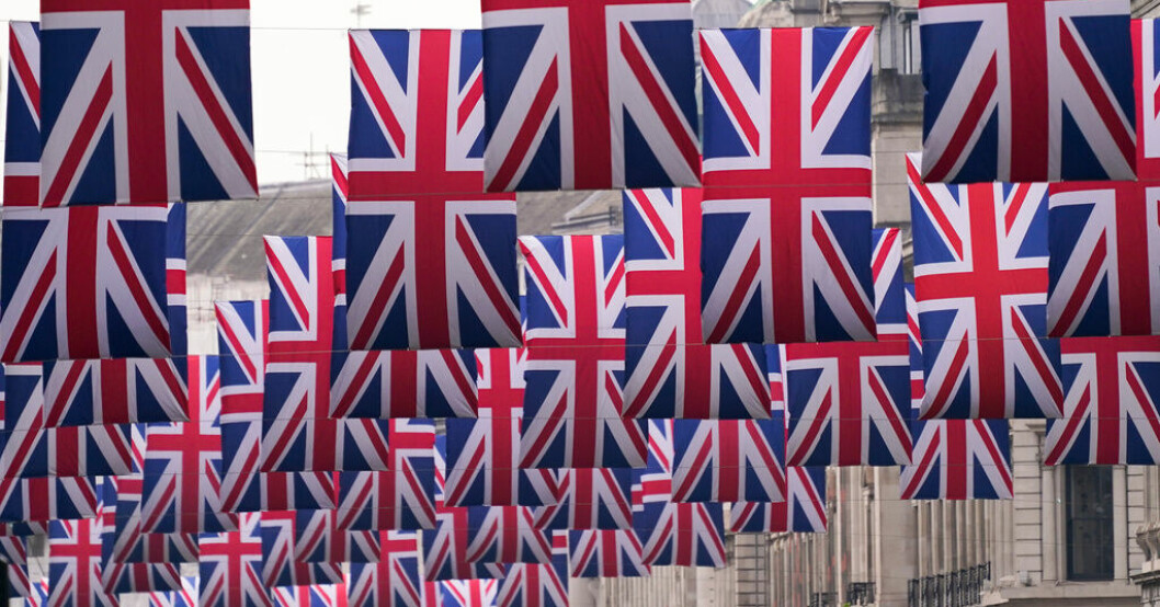 Rader av flaggor har placerats över Regent Street inför lördagens kröning av Charles III och Camilla. Så laddar London för kunglig kröning