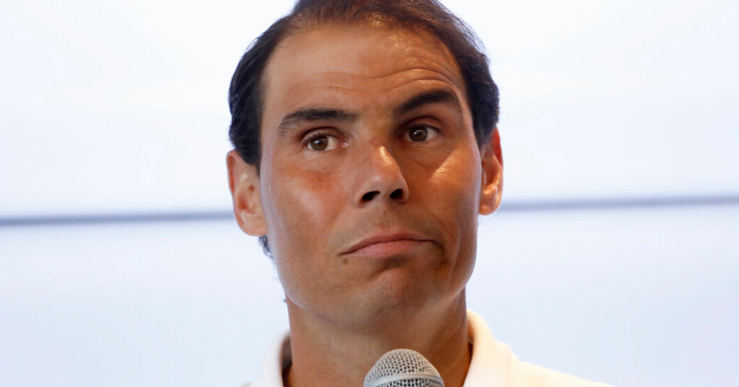 Rafael Nadal under torsdagens presskonferens i Manacor på Mallorca. Nadal missar Franska öppna – lägger av nästa år