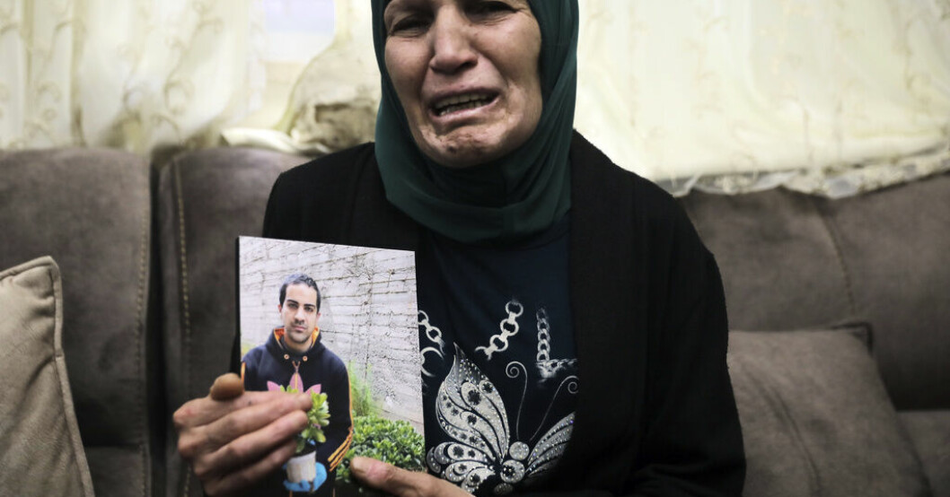 Rana Halak visar upp bilden av sin autistiske son som sköts ihjäl av polis i Jerusalem 2020. Nu frias polisen som sköt. Arkivbild Sköt ihjäl autistisk man – polis frias