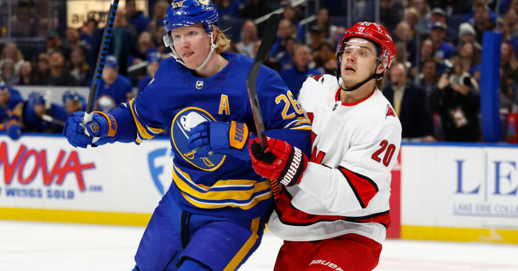 Rasmus Dahlin var svårstoppad mot Carolina. Här i närkamp med Sebastian Aho. Dahlin storspelade i viktig Buffalovinst