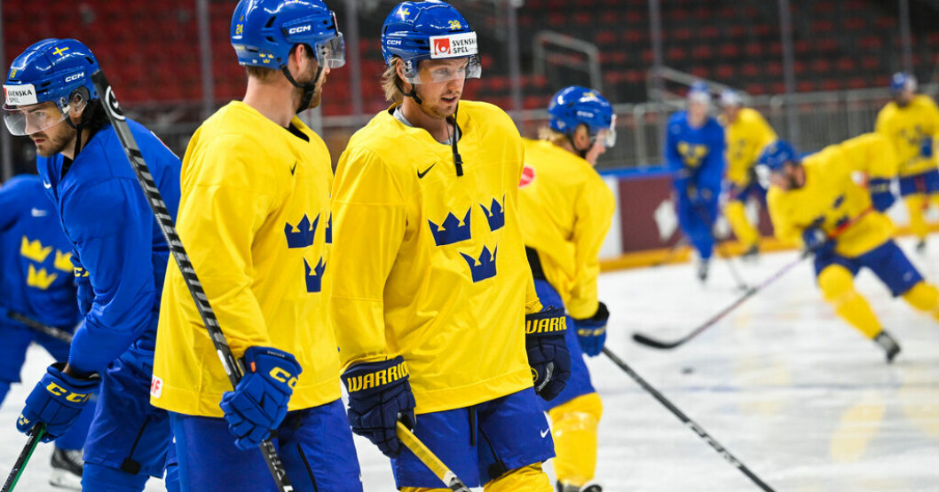 Rasmus Sandin, till höger, på Tre Kronors träning i onsdags kväll. Nu står det klart att han missar kvällens VM-kvartsfinal mot Lettland. Backstjärnan missar kvartsfinalen