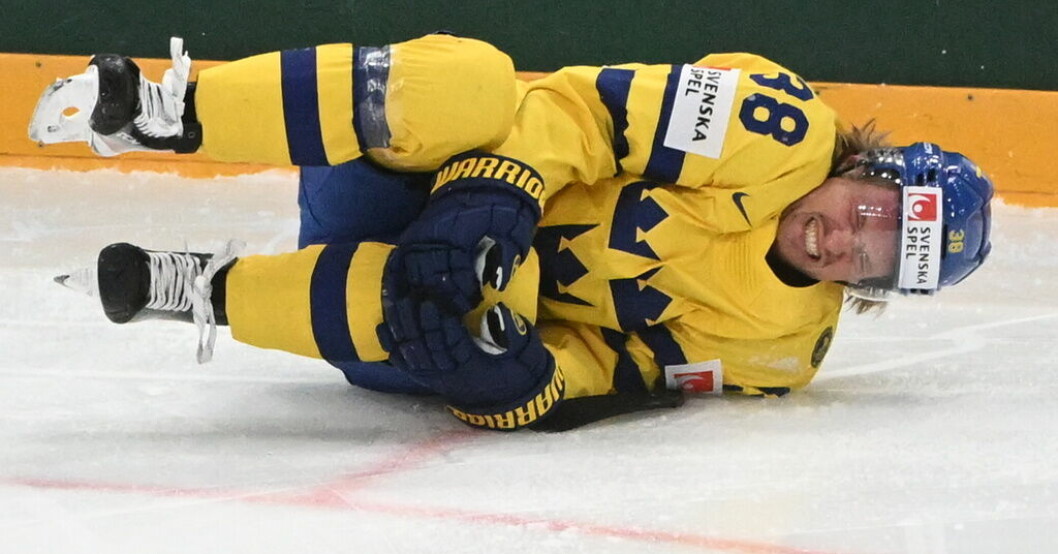 Rasmus Sandin vrider sig i plågor efter knätacklingen i förlusten mot USA. Hallam om knätacklingen: "Den är ful"
