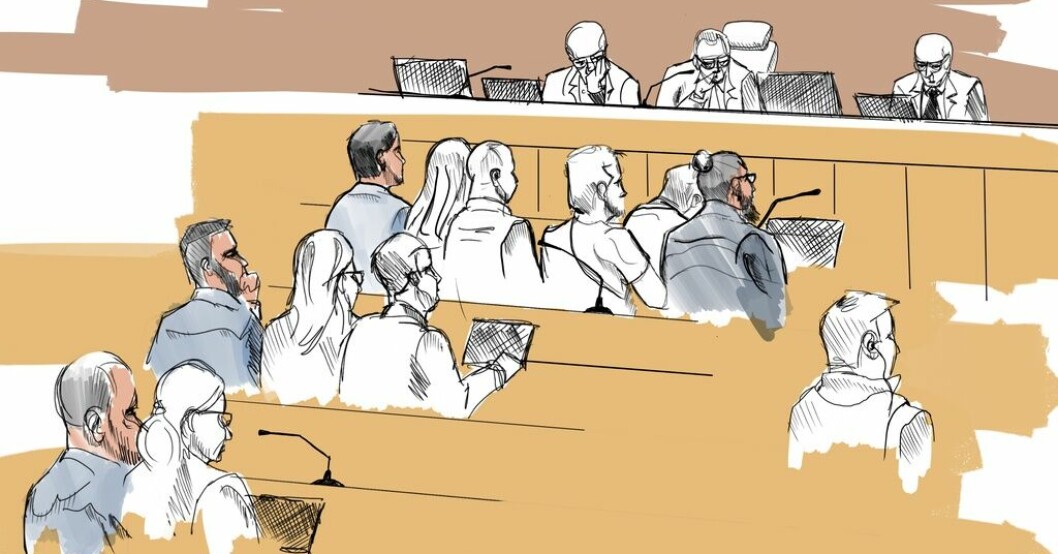 Rättegångsteckning från den första förhandlingsdagen i oktober 2022 i Södertörns tingsrätt rörande dödsskjutningen av tolvåriga Adriana. Förhandlingen hålls i säkerhetssalen i Attunda tingsrätt, Sollentuna. Gängman måltavla när Adriana sköts till döds
