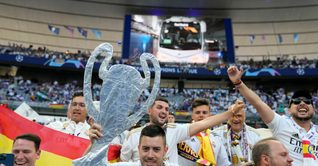 Real Madrid-supportrar under Champions League-finalen i fjol. Arkivbild. Efter CL-skandalen – Uefa fryser biljettpriser