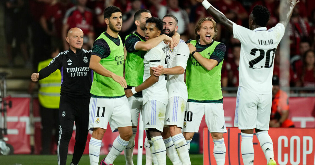 Real Madrids Rodrygo, i mitten, blev stor matchhjälte när Real Madrid tog hem spanska cupen. Första cuptiteln på nio år – Real Madrid firar ej