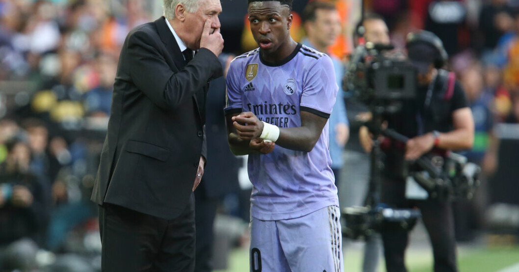 Real Madrids tränare Carlo Ancelotti i samspråk med Vinícius Júnior. Vinícius slipper avstängning – Valencia straffas