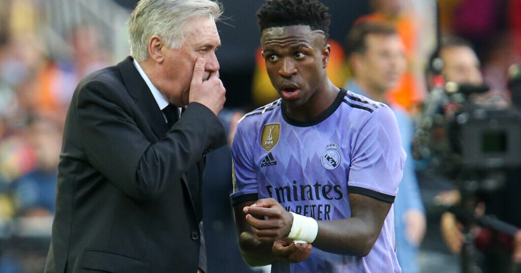 Real Madrids tränare Carlo Ancelotti tar över Brasiliens landslag i fotboll 2024, det bekräftar det brasilianska fotbollsförbundet. På bilden ger han instruktioner till den brasilianska superstjärnan Vinícius Júnior. Arkivbild. Bekräftat: Ancelotti tar över Brasiliens landslag