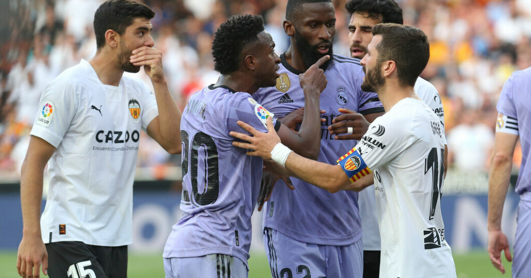 Real Madrids Vinícius Júnior, i lila till vänster, blev utvisad efter att en stor grupp spelare hamnade i bråk i slutskedet av mötet mellan Real och Valencia. Stjärnan utsatt för rasism – Real Madrid anmäler