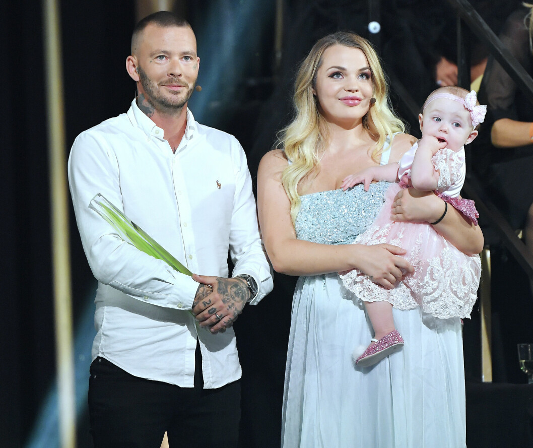 Realitystjärnorna Jocke och Jonna med dottern Lunabelle på <span class=" italic" data-lab-italic_desktop="italic">Kristallen</span>-galan år 2019. Realitystjärnorna Jocke och Jonna med dottern Lunabelle på Kristallen-galan år 2019.