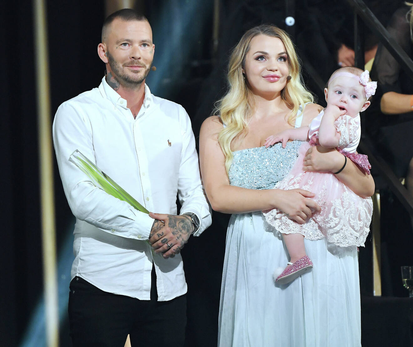 Realitystjärnorna Jocke och Jonna med dottern Lunabelle på Kristallen-galan år 2019.