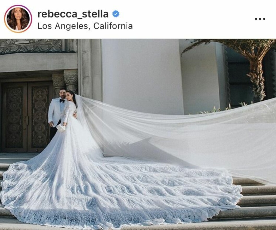 Rebecca Stellas bröllopsklänning plus underkjol vägde sammanlagt 57 kilo. Rebecca Stella i sin brudklänning på trappen utanför kyrkan med sin nyblivna make Manny Dion