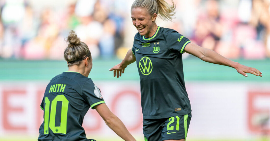 Rebecka Blomqvist, höger, satte avgörande 2–1-målet för Wolfsburg i cupfinalen mot Freiburg. Här firar hon tillsammans med Svenja Huth. Wolfsburg cupmästare – Blomqvist matchjälte