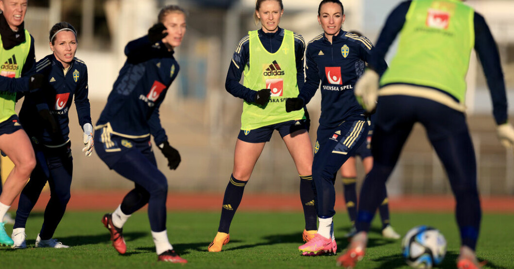Rebecka Blomqvist, i mitten i gul väst, byter Wolfsburg mot en ny klubb till nästa säsong. Blomqvist lämnar Wolfsburg: "Ingenting klart"