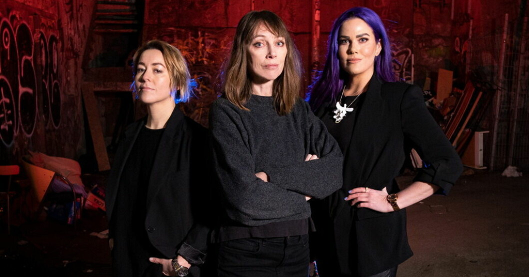 Rebecka Teglind, Brita Zilg och Kelda Stagg gör en samtalsserie om död och förruttnelse. Pressbild. Storytel hänger på poddtrenden