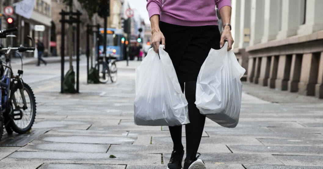 Regeringen slopar den omtalade skatten på plastpåsar vid nästa årsskifte. Arkivbild Skatten på plastpåsar slopas