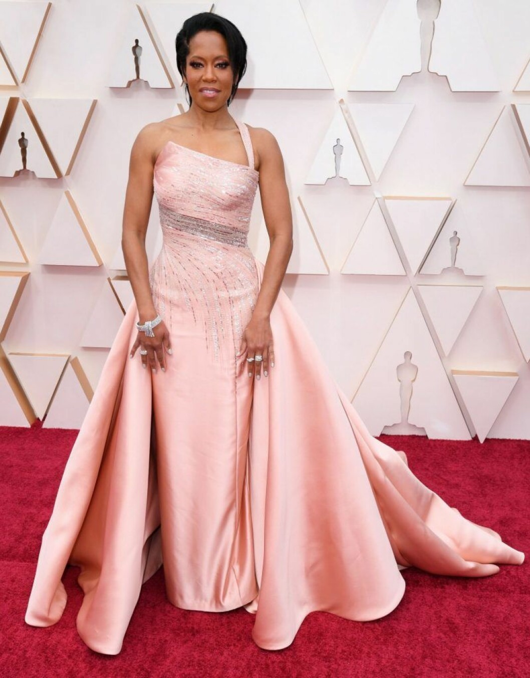 Regina King. Regina King i rosa klänning på röda mattan