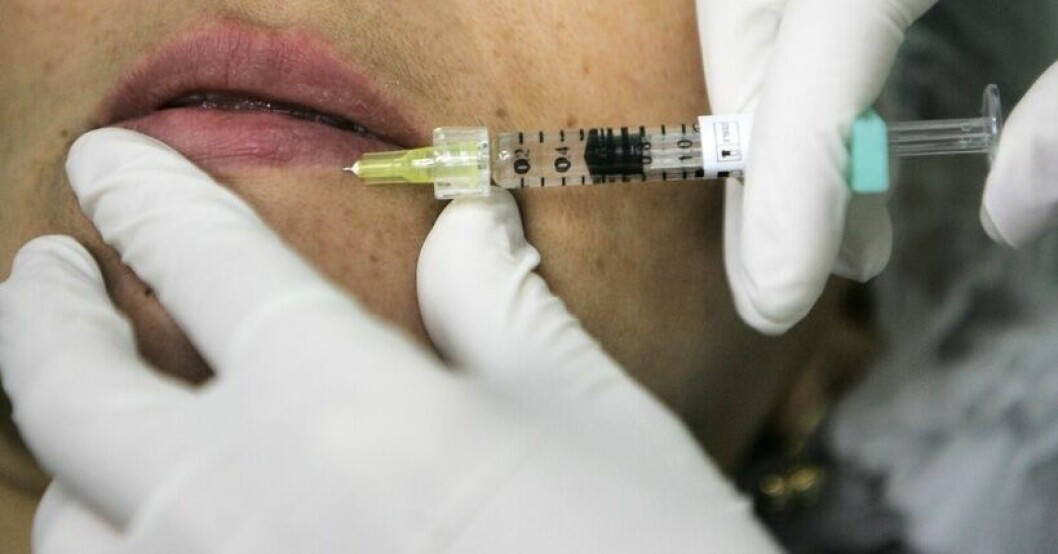 Reklam för botox får inte riktas mot allmänheten men det struntar många kliniker i, enligt Konsumentverkets genomgång. Reklam för skönhetsingrepp ofta vilseledande