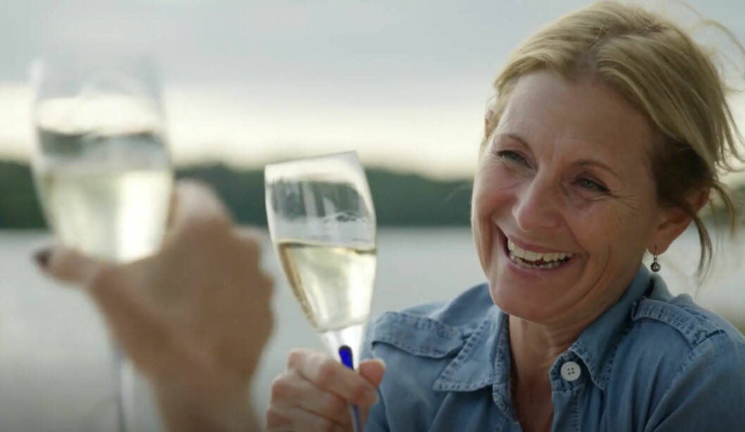 Renée Nyberg och Helen Sjöholm skålar på bryggan efter ett djupt samtal i säsongspremiären av TV4-programmet <span class=" italic" data-lab-italic_desktop="italic">Renées brygga</span>. Renée Nyberg och Helen Sjöholm skålar på bryggan efter ett djupt samtal i säsongspremiären av TV4-programmet Renées brygga.