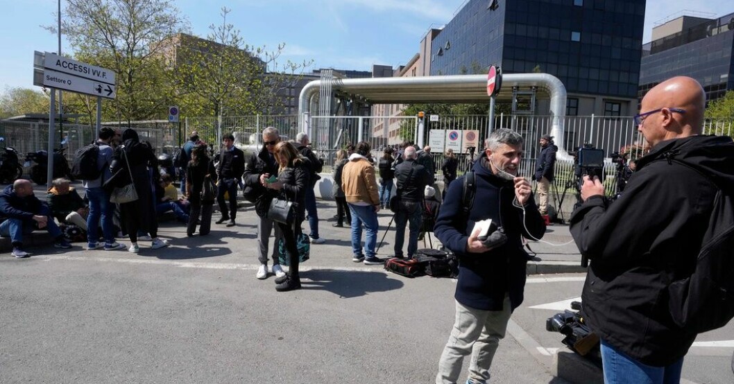 Reportrar utanför det sjukhus i Milano där Silvio Berlusconi får intensivvård. Arkivbild. Berlusconi något bättre på intensiven