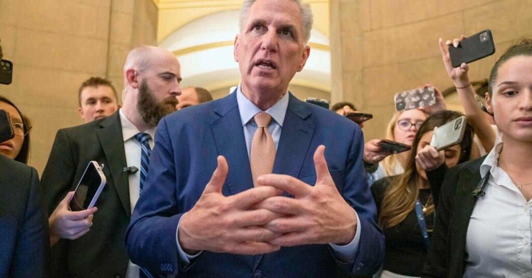 Republikanske talmannen i representanthuset, Kevin McCarthy, möter pressen vid den amerikanska kongressen. Ödessamtalen om USA:s skuldtak fortsätter