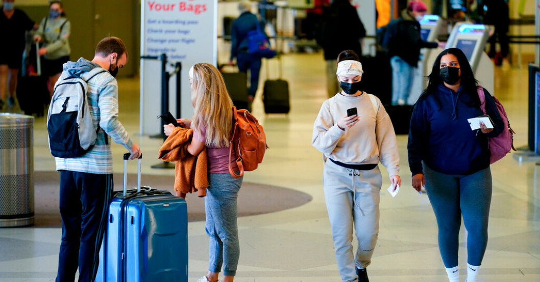 Resenärer med munskydd på Philadelphia International Airport. Arkivbild. USA slopar vaccinkrav för utländska resenärer