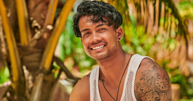 Rian Alvianto, 29. Rian sittandes på en solbädd klädd i ett vitt linne.