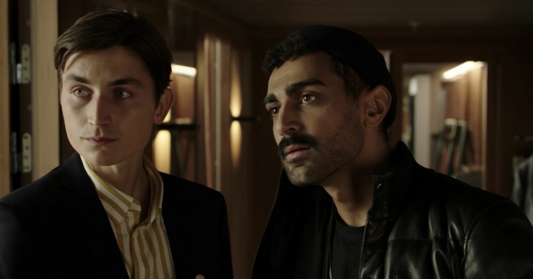 Gustav Lindh och Alexander Abdallah i Viaplay-serien <span class=" italic" data-lab-italic_desktop="italic">Älska mig</span>. Gustav Lindh spelar Aron och Alexander Abdallah spelar Rick