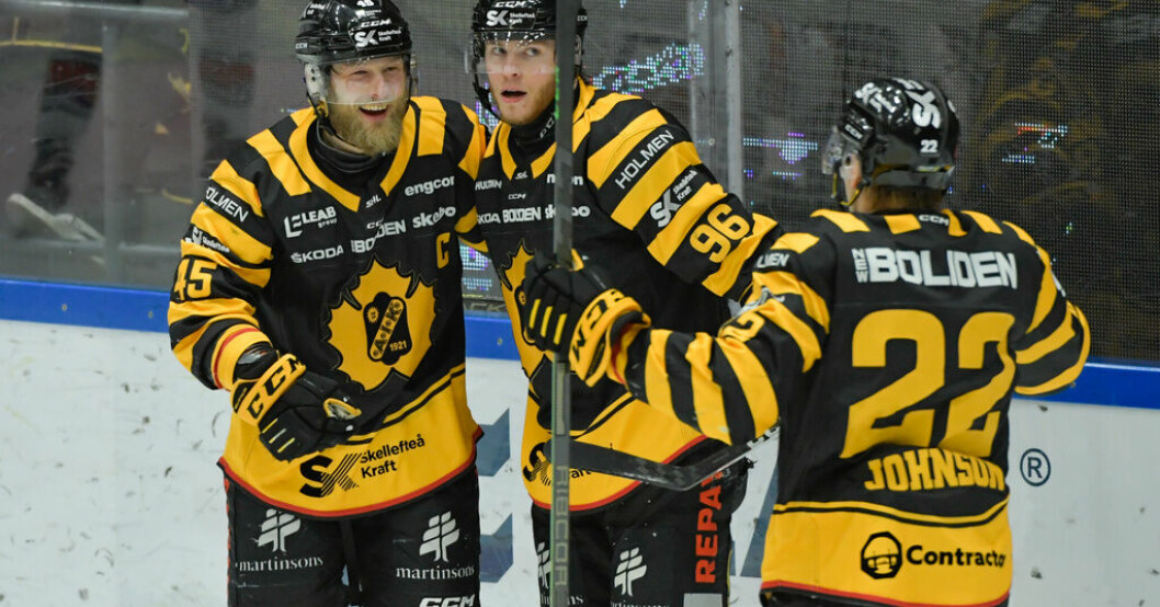 Rickard Hugg, i mitten, firar Skellefteås enda mål med Oscar Möller, till vänster, och Jonathan Johnson. Hugg siktar på vändning: "Varit vår melodi"